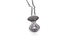 Load image into Gallery viewer, Clam Locket Necklace